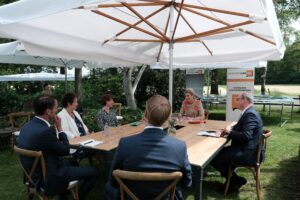 Koningin Máxima brengt werkbezoek aan melkveehouderij in Lettele voor schuldhulpverlening